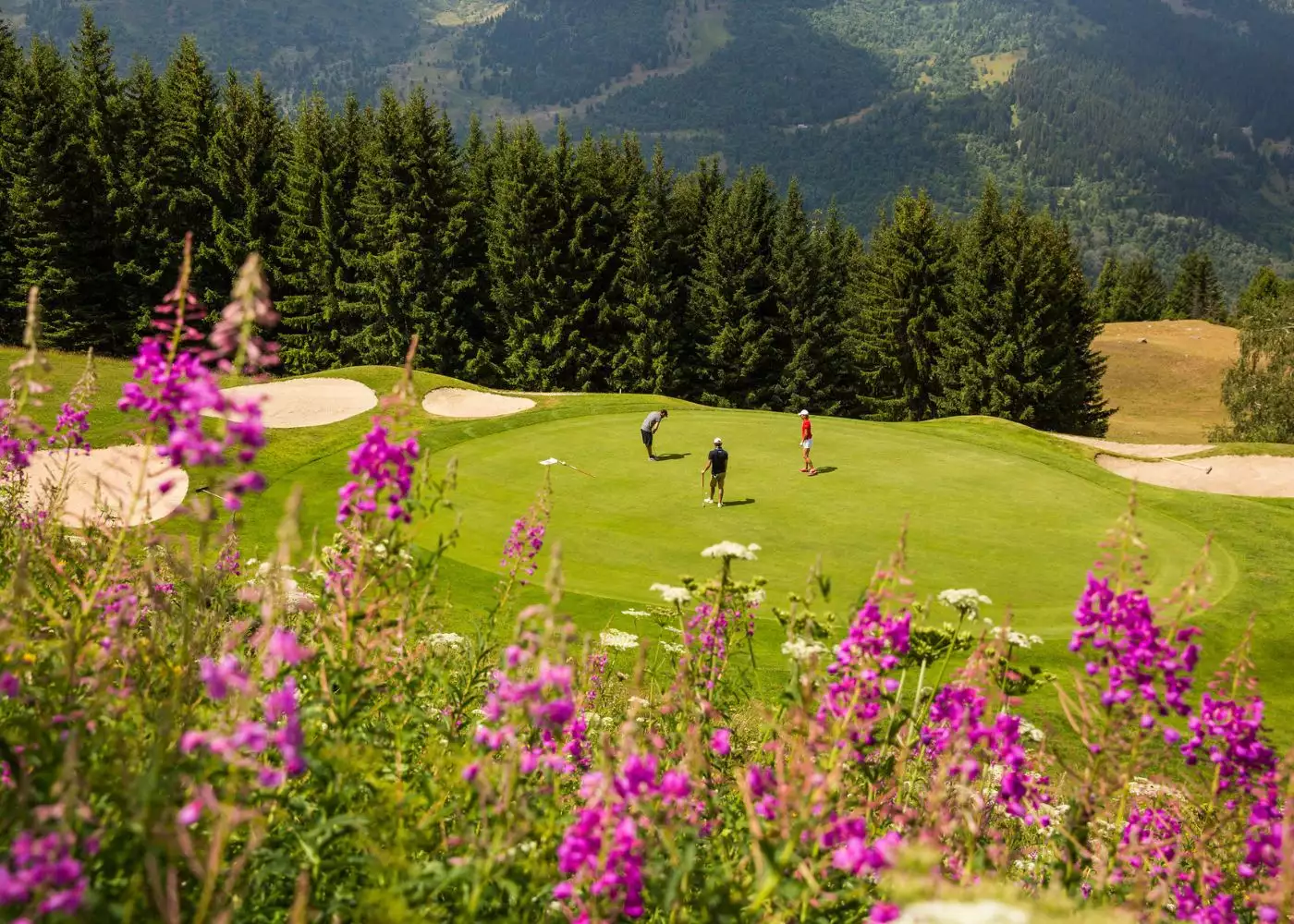 Capturez les vues interminables sur le golf le plus beaux des alpes.  